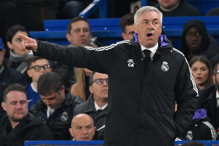 Reaksi Carlo Ancelotti dalam duel Chelsea vs Real Madrid di Stamford Bridge (18/4/2023). Ancelotti ikut senang mantan klubnya, AC Milan, lolos ke semifinal usai mendepak Napoli.