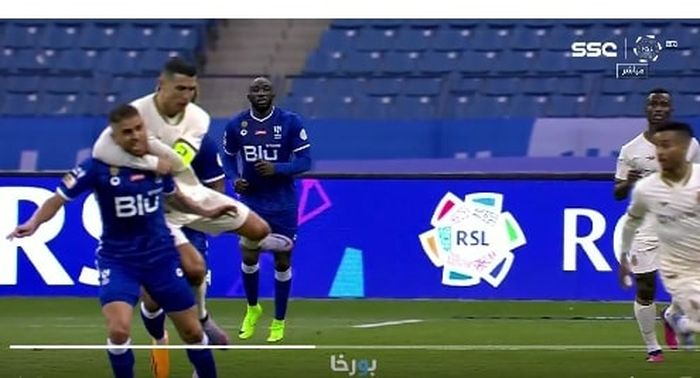 Cristiano Ronaldo mencekik pemain lawan sampai terbanting ketika Al Nassr dikalahkan Al Hilal dalam lanjutan Liga Arab Saudi (18/4/2023).