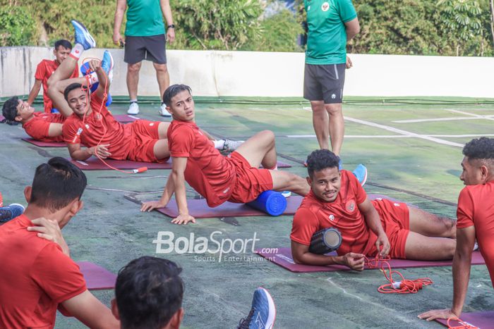 (Dari kiri ke kanan) Ernando Ari Sutaryadi, Alfeandra Dewangga, Bagas Kaffa, dan sejumlah pemain sedang menjalani sesi latihan timnas U-22 Indonesia di Hotel Sultan, Senayan, Jakarta, Jumat (21/4/2023) sore.