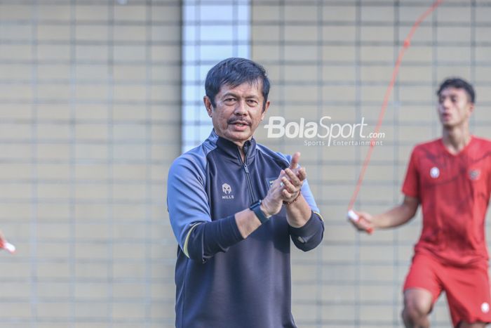 Pelatih timnas U-22 Indonesia, Indra Sjafri, sedang semangat kepada para pemainnya lewat tepuk tangan saat berlatih di Hotel Sultan, Senayan, Jakarta, Jumat (21/4/2023) sore.