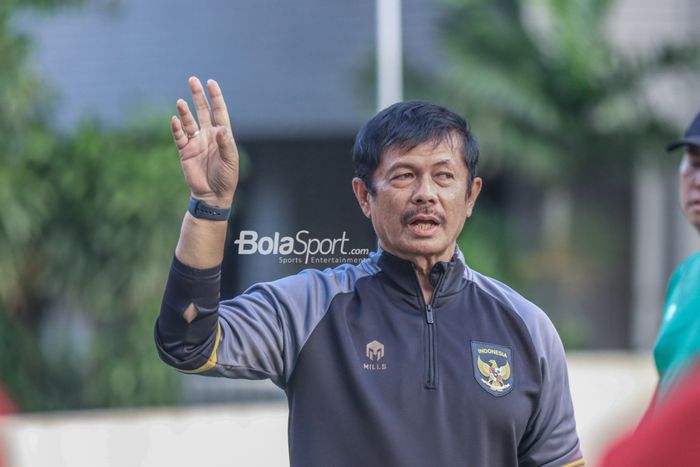 Pelatih timnas U-22 Indonesia, Indra Sjafri, sedang memberikan intruksi kepada para pemain saat berlatih di Hotel Sultan, Senayan, Jakarta, Jumat (21/4/2023) sore.