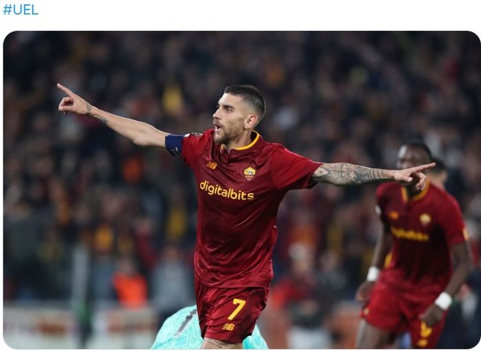 Lorenzo Pellegrini merayakan gol yang dicetaknya ke gawang Feyenoord Rotterdam dalam laga leg kedua babak perempat final Liga Europa, Kamis (20/4/2023) di Stadion Olimpico. 