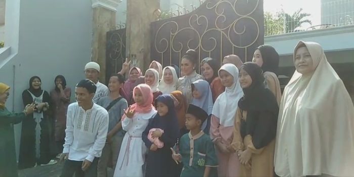 Krisdayanti foto bersama dengan para tetangga di kawasan Cilandak Timur, Jakarta Selatan pada Sabtu (22/4/2023)