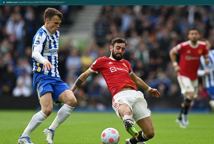 Momen gelandang Manchester United, Bruno Fernandes, mencoba merebut bola dari pemain Brighton &amp; Hove Albion pada laga perdana di Liga Inggris 2022-2023.