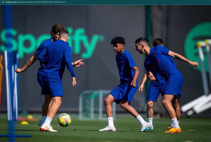 Lamine Yamal turut berlatih bersama skuad utama Barcelona jelang laga kontra Atletico Madrid dalam lanjutan laga Liga Spanyol 2022-2023.