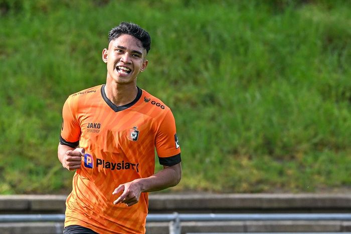 Selebrasi Marselino Ferdinan usai mencetak gol untuk KMSK Deinze di Liga Belgia 2.  