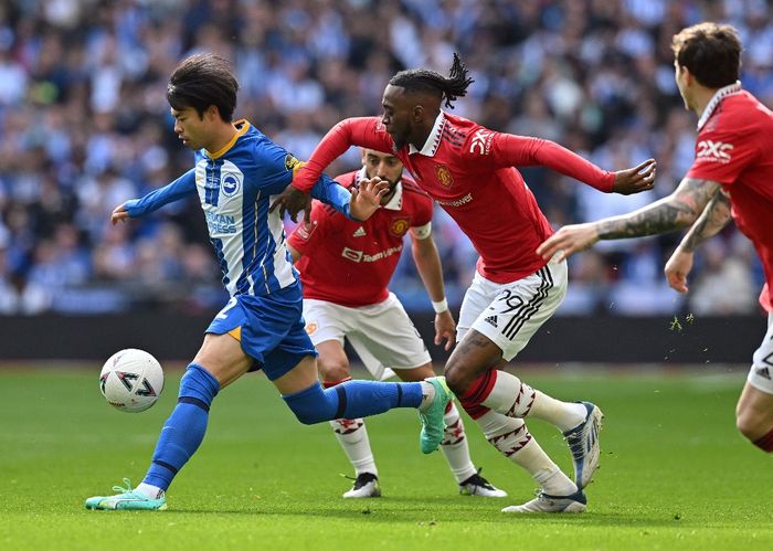 Bek Manchester United, Aaron Wan-Bissaka, berduel dengan winger Brighton, Kaoru Mitoma pada semifinal Piala FA 2022-2023 di Stadion Wembley, Minggu (23/4/2023) malam WIB.