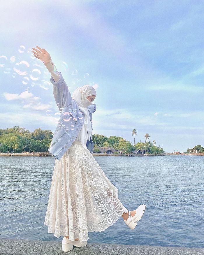 Gaya feminin Inara Rusli kenakan dress lace.