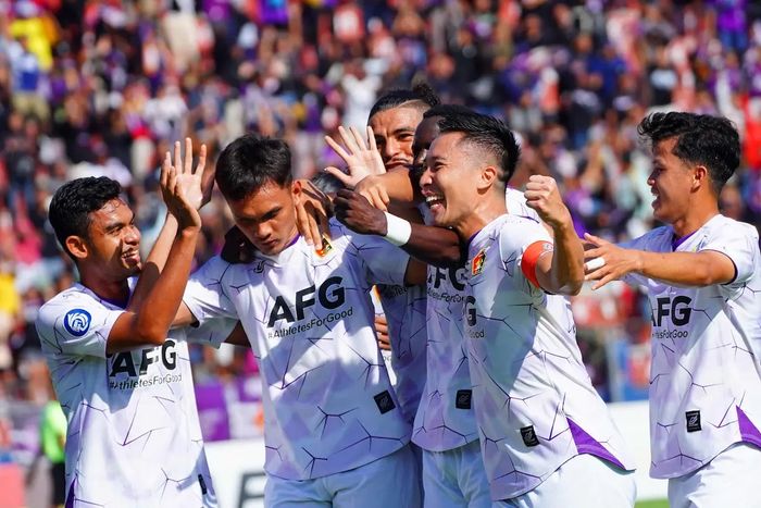 Arthur Irawan bersama pemain Persik Kediri merayakan gol yang tercipta ke gawang Persija Jakarta di Liga 1 2022/2023.