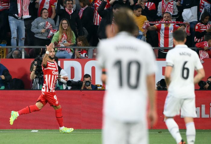 Striker Girona, Valentin Castellanos, merayakan gol ke gawang Real Madrid dalam laga Liga Spanyol di Stadion Montilivi, Selasa (25/4/2023).