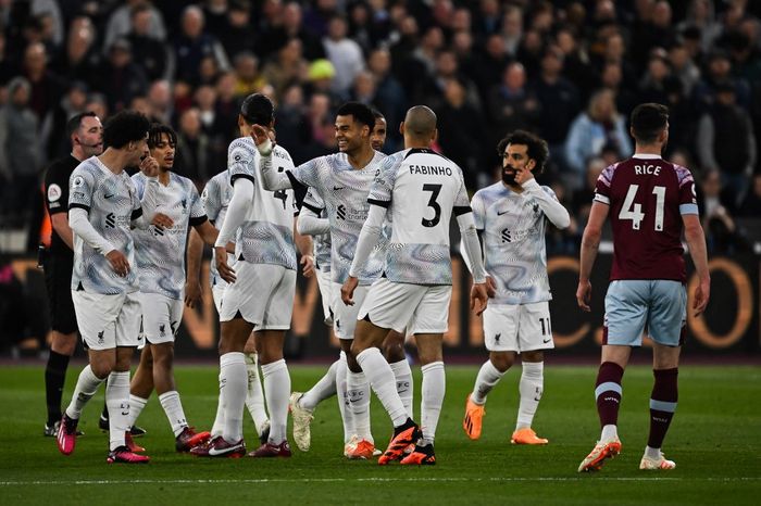 Para pemain Liverpool merayakan gol Cody Gakpo ke gawang West Ham United dalam laga Liga Inggris di Stadion London, Rabu (26/4/2023).