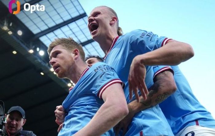 Gelandang Manchester City, Kevin De Bruyne, melakukan selebrasi bareng Erling Haaland dalam laga Liga Inggris kontra Arsenal di Stadion Etihad, Rabu (26/4/2023).