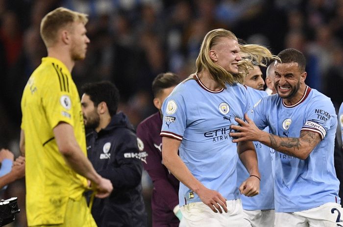 Dua pemain Manchester City, Erling Haaland dan Kyle Walker, merayakan kemenangan dekat kiper Arsenal, Aaron Ramsdale, seusai laga Liga Inggris di Stadion Etihad, Rabu (26/4/2023).