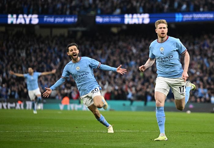 Gelandang Manchester City, Kevin De Bruyne, merayakan gol ke gawang Arsenal dalam laga Liga Inggris di Stadion Etihad, Rabu (26/4/2023).