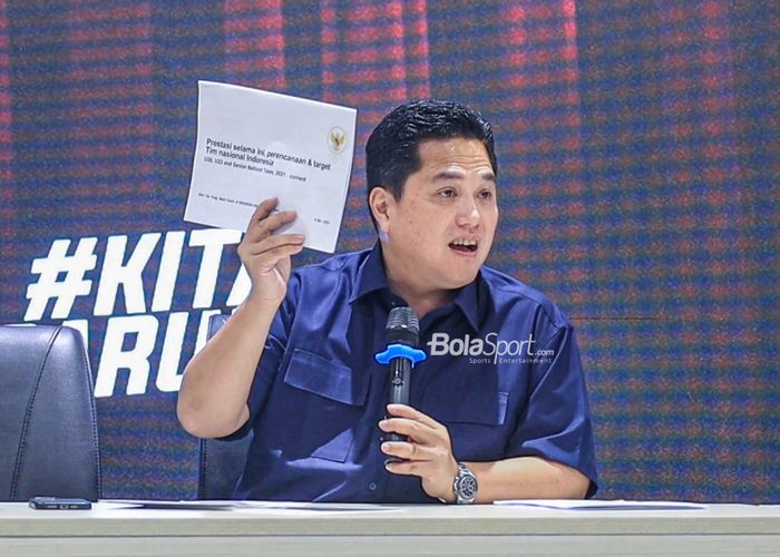 Ketua Umum PSSI, Erick Thohir, sedang memberikan keterangan kepada awak media di GBK Arena, Senayan, Jakarta, Jumat (28/4/2023) sore.