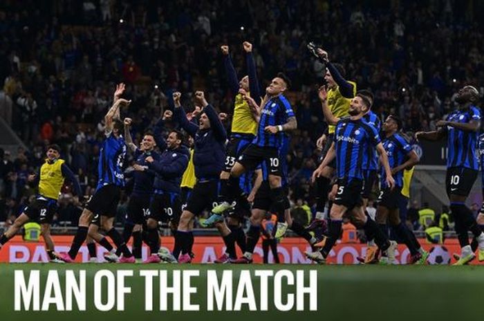 Para pemain Inter Milan merayakan keberhasilan mengalahkan Juventus dalam laga leg kedua semifinal Coppa Italia di Stadion Giuseppe Meazza, Rabu (26/4/2023).