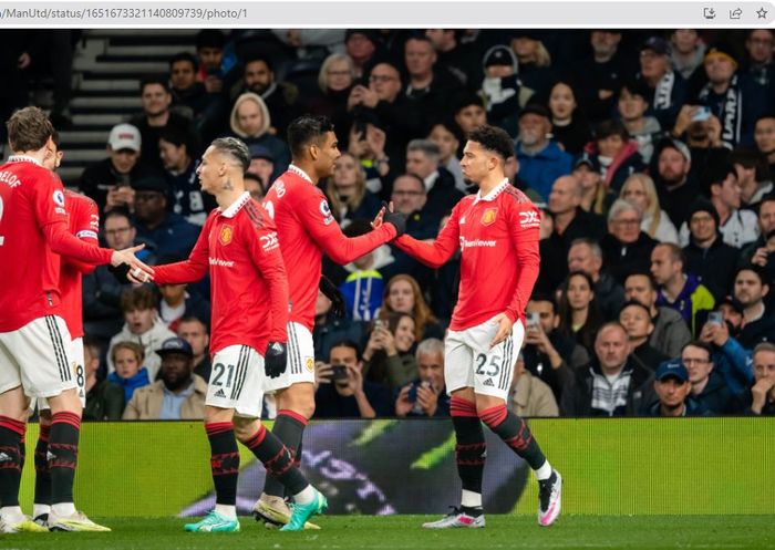 Winger Manchester United, Jadon Sancho, merayakan gol ke gawang Tottenham Hotspur dalam laga Liga Inggris di Stadion Tottenham Hotspur, Kamis (27/4/2023).