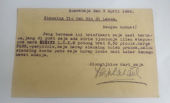 Kartu pos berangka tahun 1920 berisi berita pengiriman contoh lilin (malam) dari Atapupu untuk salah satu perusahan batik di Lasem.  Kartu pos ini merupakan koleksi milik  A.Soesantio. 