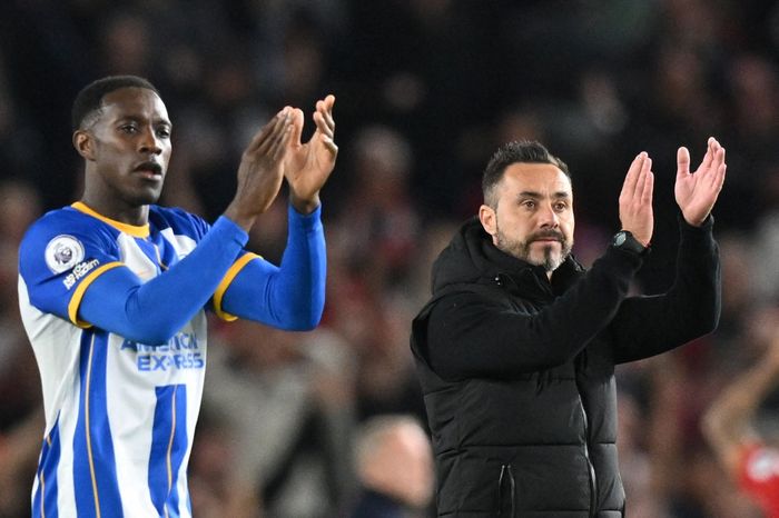 Danny Welbeck (kiri) dan pelatih Roberto De Zerbi saat membawa Brighton and Hove Albion menang telak atas Wolverhampton di Liga Inggris (29/4/2023).