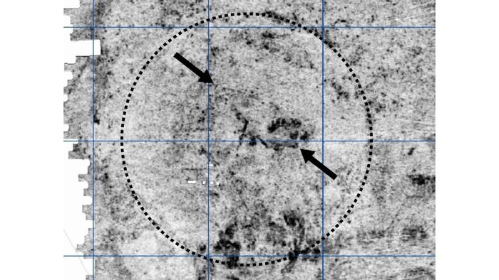 Sinyal radar menunjukkan apa yang tampak seperti kapal Viking yang terkubur di dekat pusat gundukan Salhushaugen, yang dianggap kosong.
