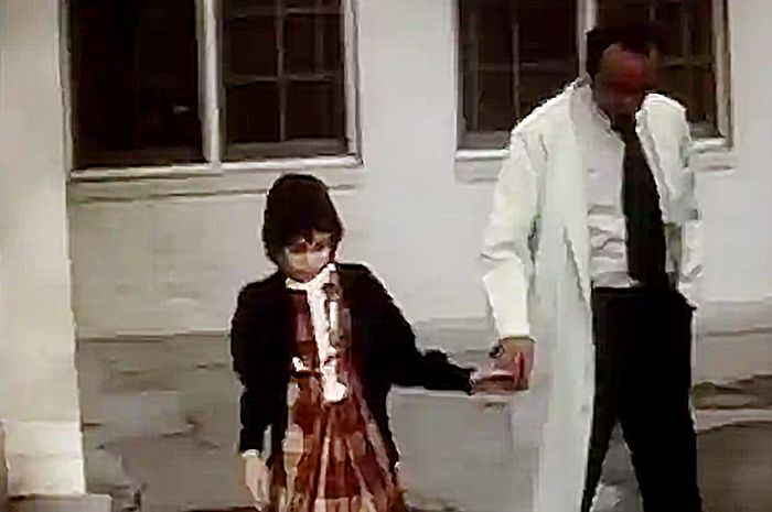 Kondisi Genie Wiley saat awal kedatangannya di rumah sakit. Tampak kesulitan berjalan setelah 13 tahun dikurung oleh orang tuanya sendiri.