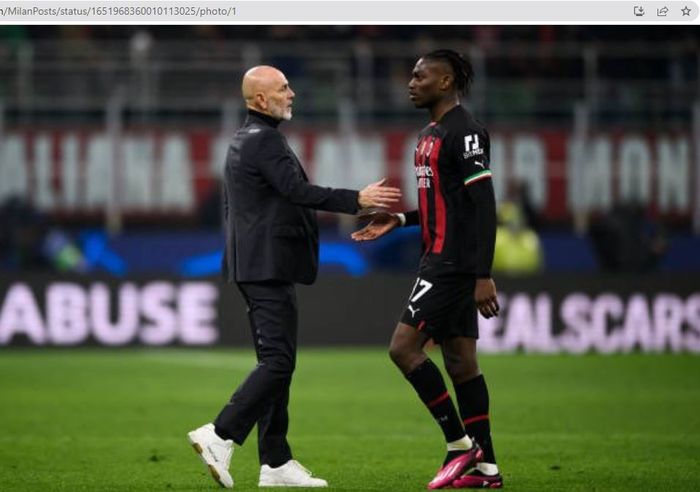 Stefano Pioli (kiri) dan Rafael Leao (kanan) seusai pertandingan untuk AC Milan.