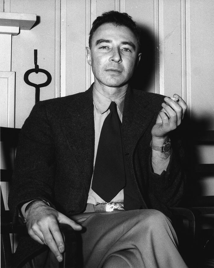 Oppenheimer dikenal sebagai bapak bom atom. Pada akhirnya, ia menyesali perannya dalam penciptaan bom atom. 