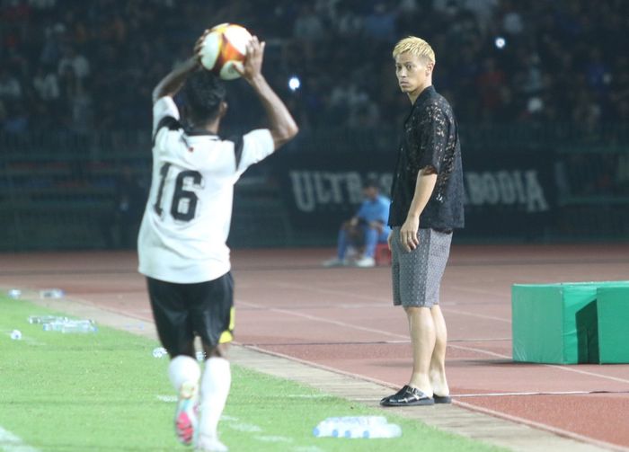 Direktur teknik timnas U-23 Kamboja, Keisuke Honda yang mengenakan kostum santai dalam laga Kamboja vs Timor Leste di fase grup SEA Games 2023