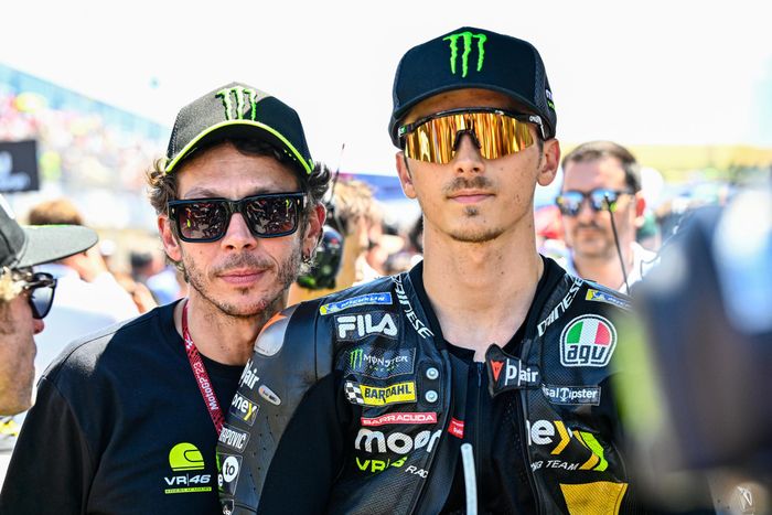 Legenda balap, Valentino Rossi, mendampingi adiknya, Luca Marini, jelang lomba sprint MotoGP Spanyol di Sirkuit Jerez, Spanyol, 29 April 2023.