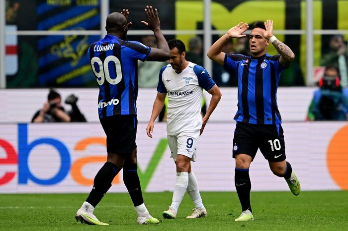 Lautaro Martinez (kanan) dan Romelu Lukaku merayakan gol Inter Milan ke gawang Lazio dalam duel Liga Italia di San Siro (30/4/2023).