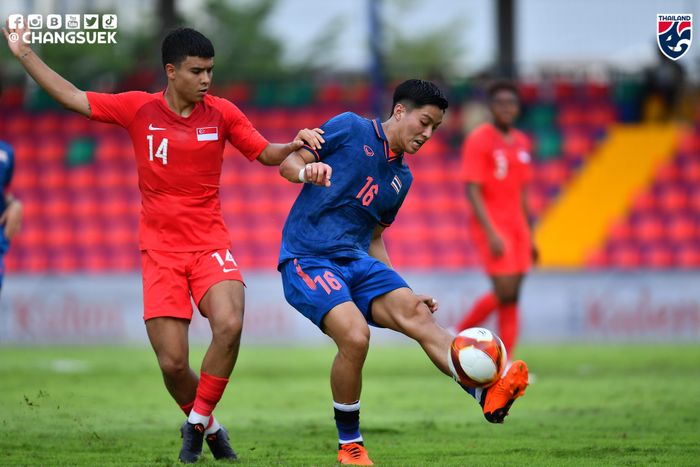 Aksi pemain timnas Thailand dan Singapura pada SEA Games 2023.