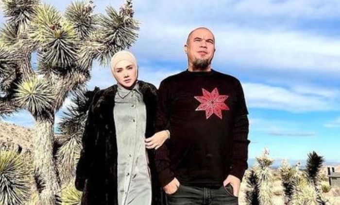 Mulan Jameela ungkap kondisi sang suami yang bikin Ahmad Dhani terlihat bikin pangling.