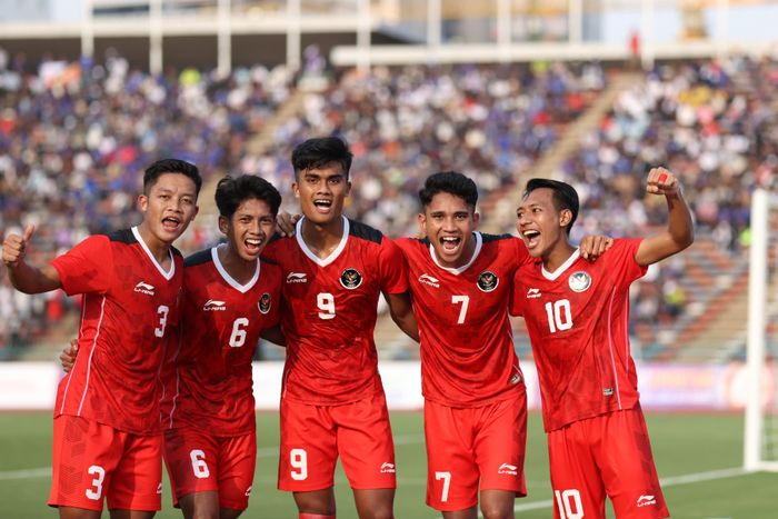 Skuad timnas Indonesia merayakan gol Marselino Ferdinan ke gawang Filipina pada SEA Games 2023.