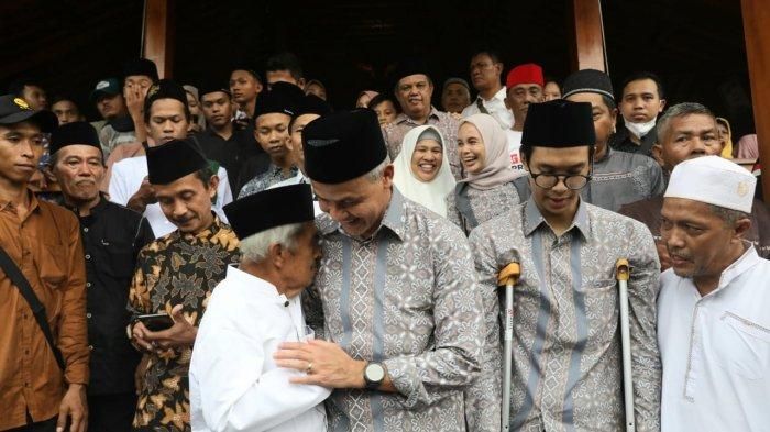 Keluarga besar istri Ganjar, Siti Atikoh juga menjadi pengasuh di sejumlah pondok terkenal di Jawa Tengah. 