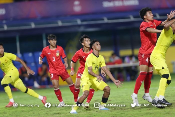 Duel antarpemain timnas U-22 Malaysia dan timnas U-22 Laos pada SEA Games 2023