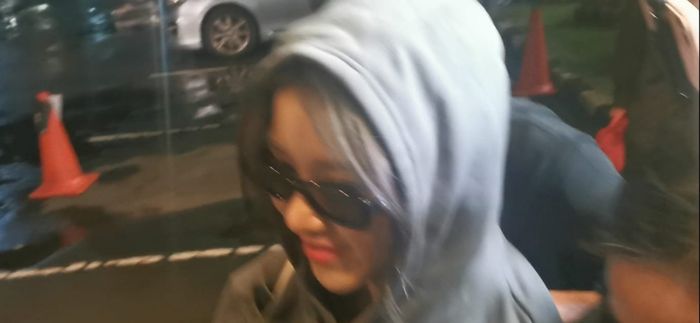 Tiara Andini terkesan menghindari awak media setelah menjadi penampil dalam konser Billion Songs Yovie Widianto.