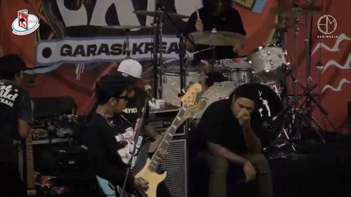 Virgoun menangis di tengah aksi panggungnya