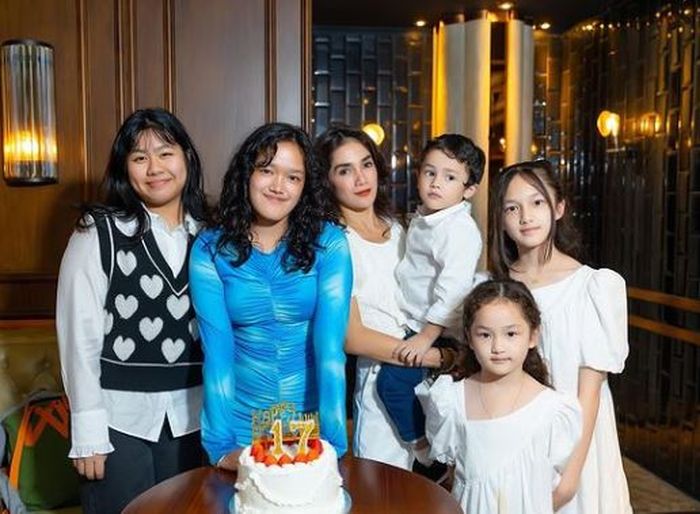 Ussy jadi ibu lima anak