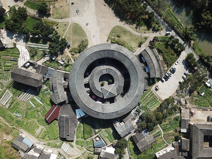 Karena bentuknya yang besar, bulat, dan berkelompok, gambar satelit Fujian Tulou menimbulkan spekulasi selama Perang Dingin. Negara-negara Barat mengira Fujian Tulou sebagai silo rudal nuklir Tiongkok.