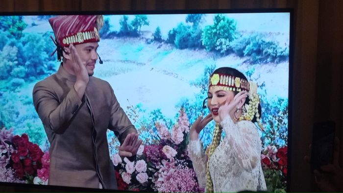 Jessica Mila dan Yakup Hasibuan memberikan kejutan kepada para tamu di pesta adat pernikahan mereka.