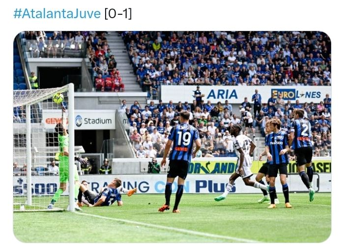 Striker Juventus, Samuel Iling-Junior, mencetak gol ke gawang Atalanta pada laga Liga Italia di Gewiss Stadium, Minggu (7/5/2023).