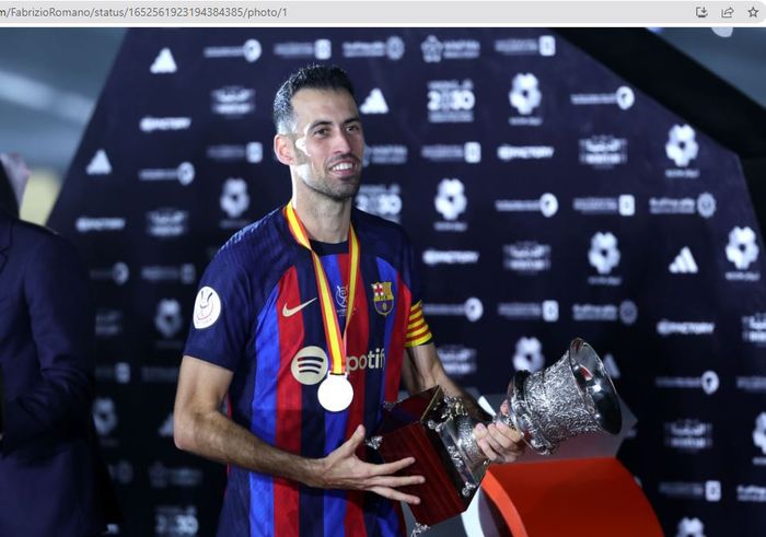 Sergio Busquets saat meraih trofi Piala Super Spanyol 2022-2023 untuk Barcelona.