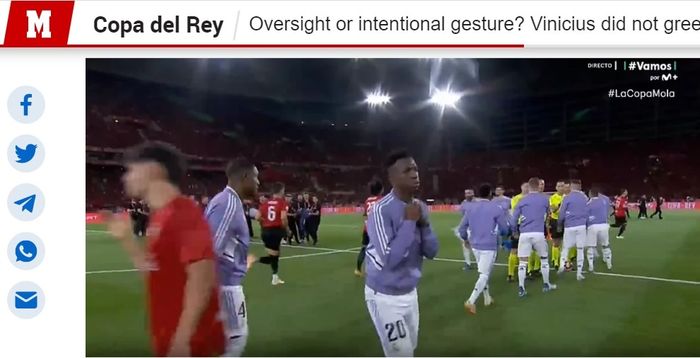 Vinicius Junior tak menyalami wasit sebelum kick-off Real Madrid vs Osasuna pada final Copa del Rey.