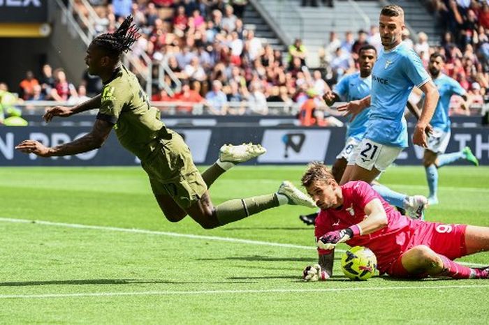 Momen sebelum penyerang AC Milan, Rafael Leao, mengalami cedera dalam laga melawan Lazio di Liga Italia, Sabtu (6/5/2023) di San Siro. 