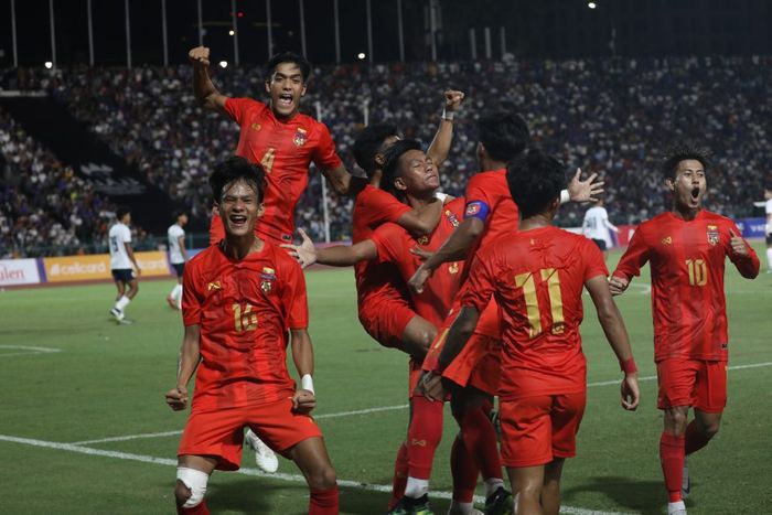 Selebrasi para pemain timnas U-22 Myanmar saat menang 2-0 atas Kamboja dalam laga ketiga Grup A SEA Games 2023 