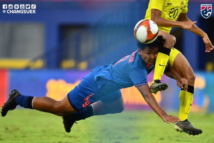 Salah satu pencetak gol dari Thailand dalam laga melawan Laos yaitu Yotsakon Burapha (nomor 9) dalam laga kedua Grup B menghadapi Malaysia