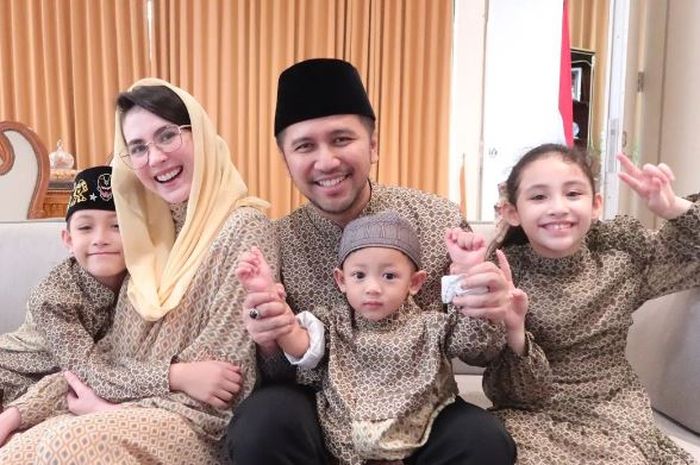 Keluarga Emil Dardak dan Arumi Bachsin