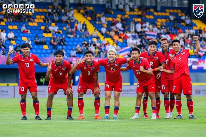 Skuad timnas Thailand U-22 merayakan kemenangan atas Laos di SEA Games 2023.
