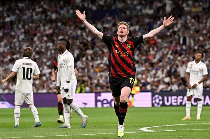 Gelandang Manchester City asal Belgia, Kevin De Bruyne, merayakan gol pertama timnya saat pertandingan sepak bola leg pertama semifinal Liga Champions antara Real Madrid CF dan Manchester City di stadion Santiago Bernabeu pada 9 Mei 2023.