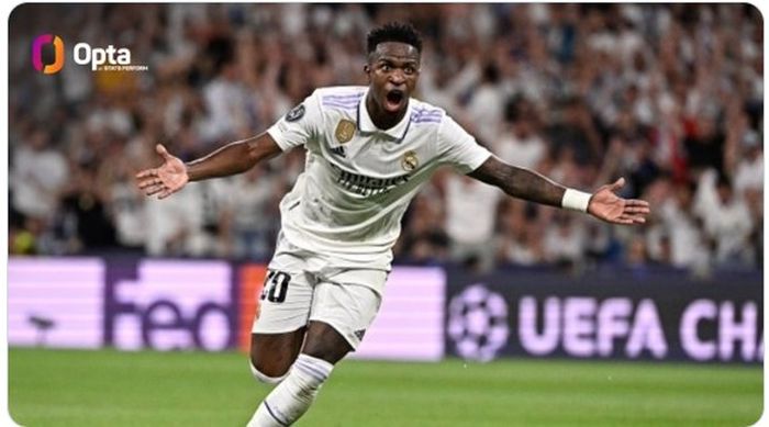 Pemain Real Madrid, Vinicius Junir, melakukan selebrasi usai mencetak gol ke gawang Man City pada laga semifinal Liga Champions 2022-2023 yang berlangsung di Santiago Bernabue, Rabu (10/5/2023)